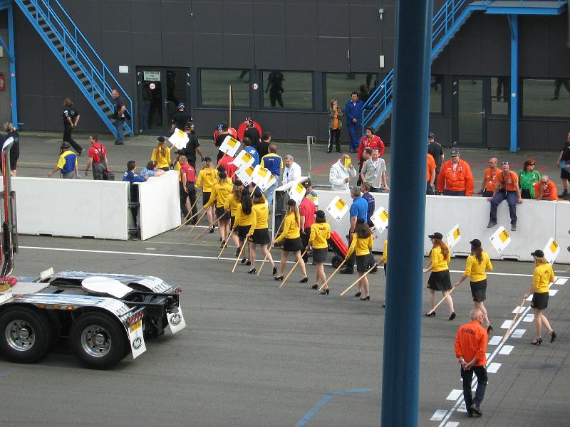 adac grid girls.jpg - De ADAC grid girls vertrekken. De wedstrijd kan beginnen.